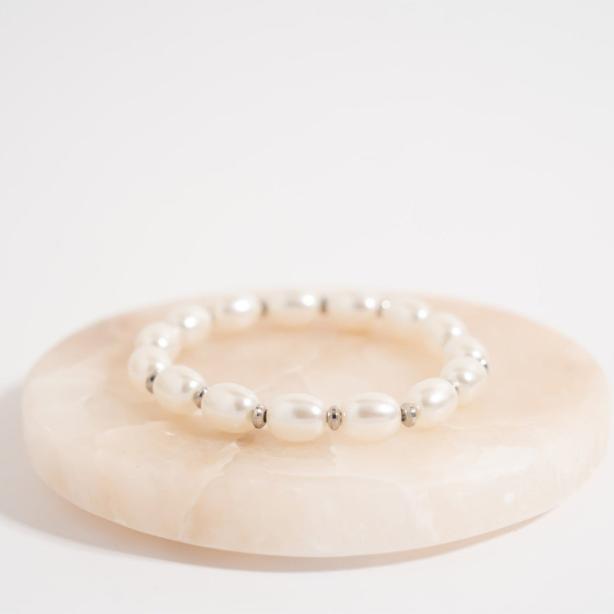 18K Gold PVD 8mm Kiska Glass Pearl Beaded Stretch Bracelet / BRJ1088