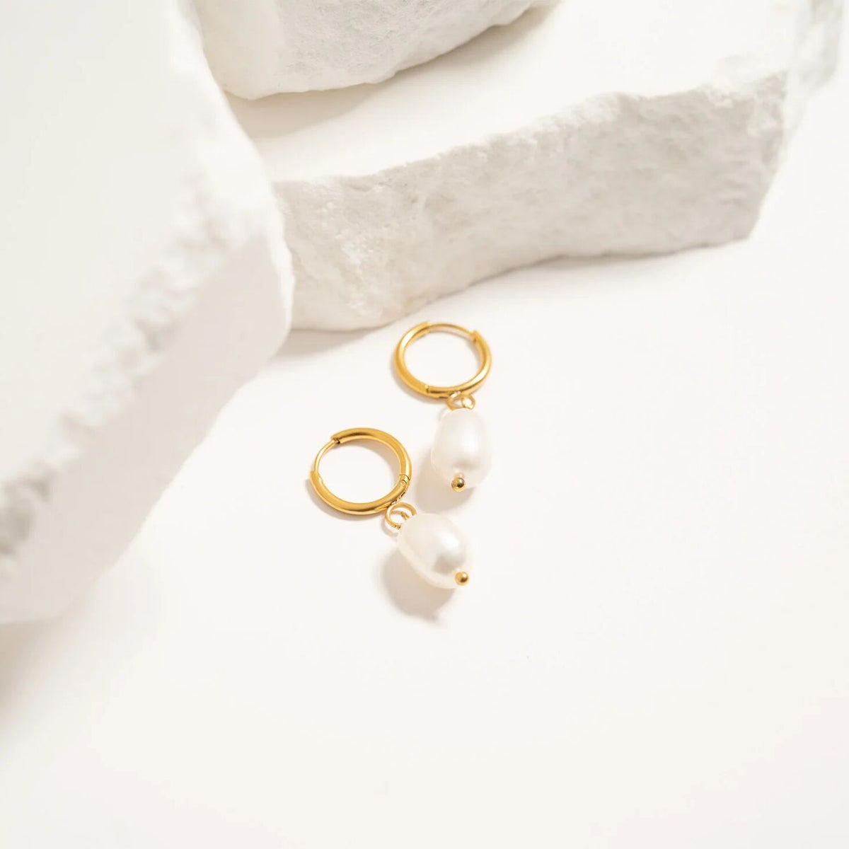 18K Gold PVD Stainless Steel Huggie Hoop with Freshwater Pearl Earring / ERJ0098