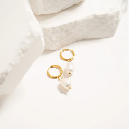 18K Gold PVD Stainless Steel Huggie Hoop with Freshwater Pearl Earring / ERJ0098