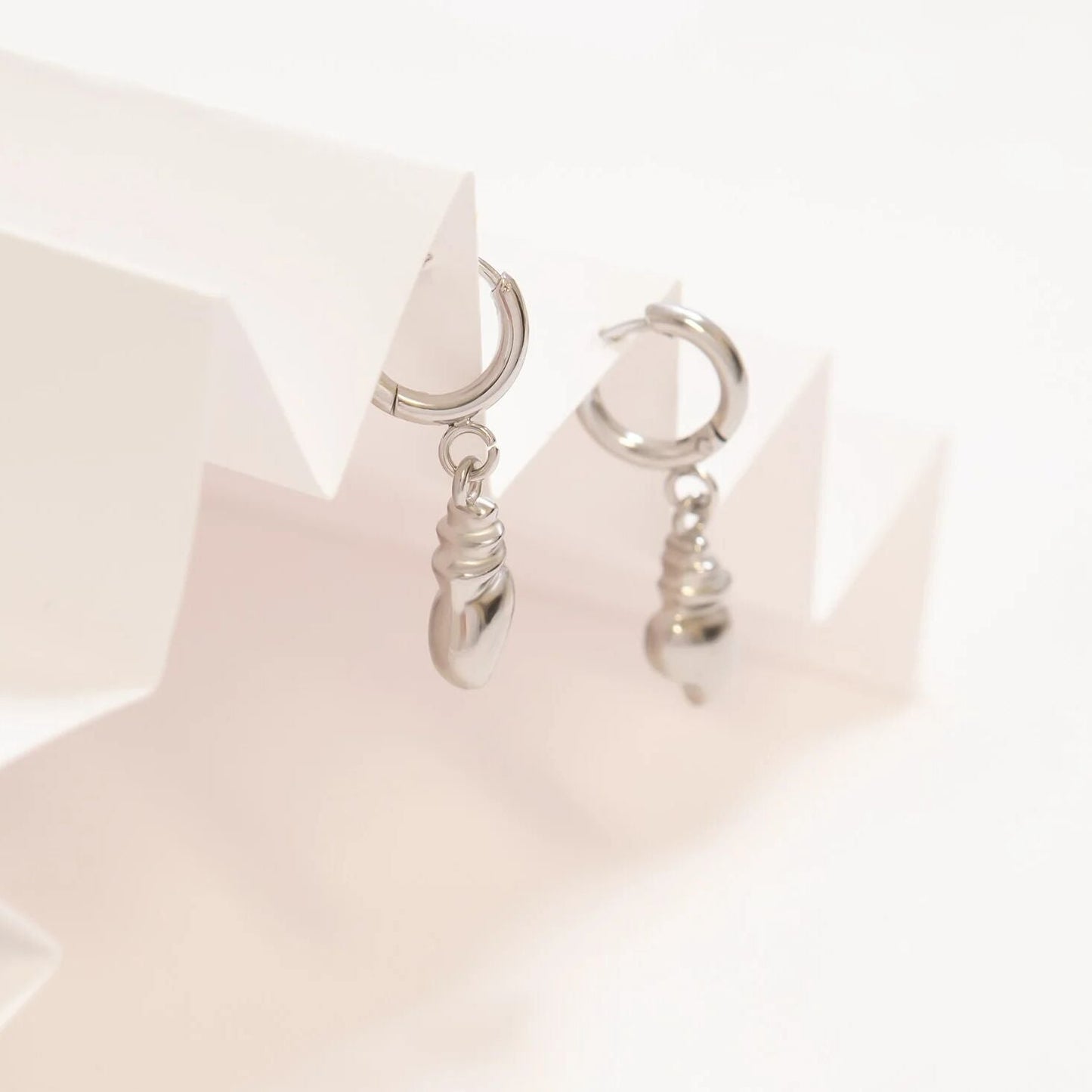 18K Gold PVD Stainless Steel Dangle Conch Shell Huggie Hoop Earring / ERJ0100